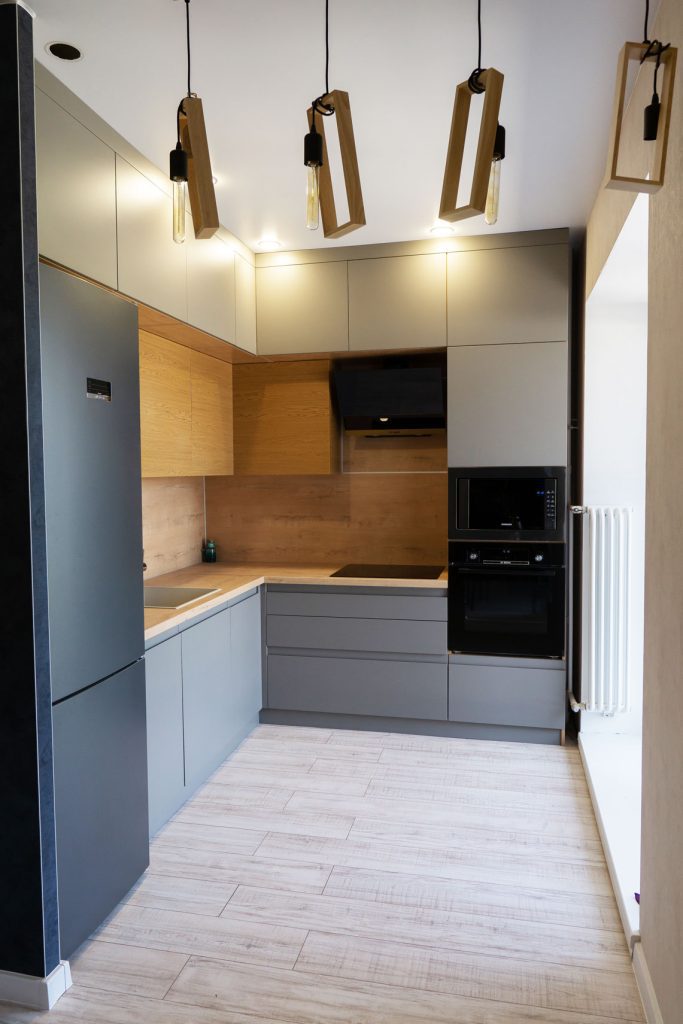 Современный дизайн кухни в серо-древесных тонах с оригинальными светильниками - пример ремонта кухни под ключ от компании 'Мастер Дома' в Томске.